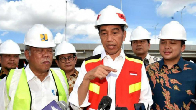 Presiden Joko Widodo dan Menteri PUPR Basuki Hadimuljono di Tol Trans Sumatera.