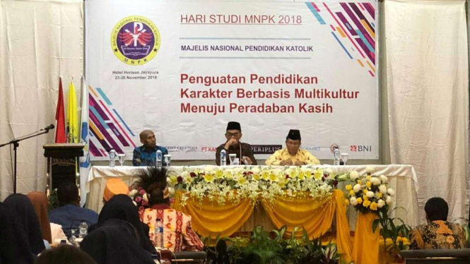 Mendikbud Muhadjir Effendy  berdialog dengan 300 peserta Hari Studi Majelis Nasional Pendidikan Katholik (MNPK) 2018 di Jayapura, Papua. 