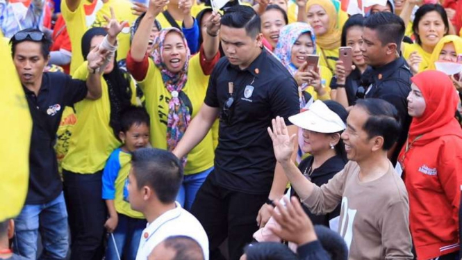Jokowi mengikuti acara jalan sehat bersama relawan GoJo di Lampung.