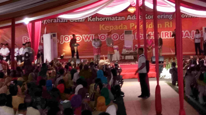 Presiden Joko Widodo mendapat gelat adat dari masyarakat adat Komering Sumatera