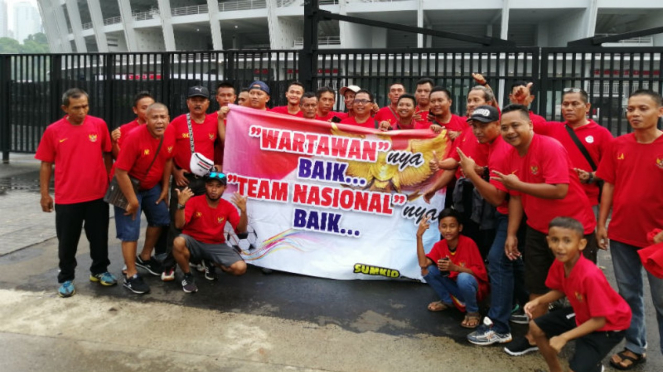 Spanduk sindiran untuk PSSI di laga Indonesia versus Filipina