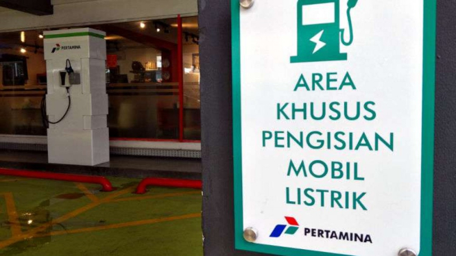 Stasiun pengisian untuk mobil listrik di SPBU Kuningan, Jakarta