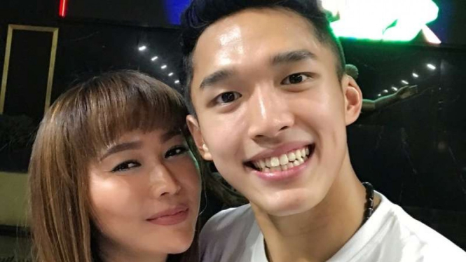 Pose pebulutangkis Jonatan Christie dengan pedangdut Inul Daratista