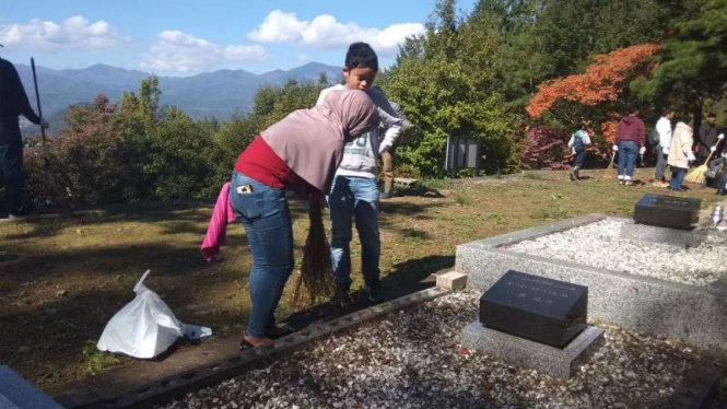 Bersih-bersih Kompleks Makam Muslim di Jepang