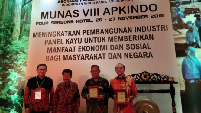 Menteri Koordinasi Bidang Perekonomian Darmin Nasution (kedua dari kanan).