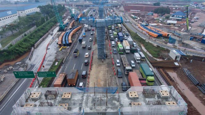 Foto aerial suasana kemacetan di Jalan Tol Jakarta-Cikampek, Bekasi, Jawa Barat, Jumat, 23 November 2018.