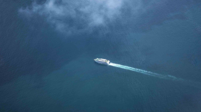 Foto udara kapal feri tujuan pelabuhan Lembar Lombok melintas di perairan Selat Lombok, Lombok Barat, NTB