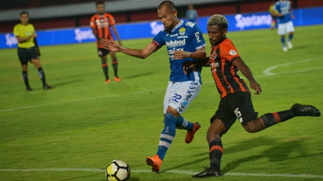 Pesepak bola Persib Bandung, Supardi Nasir (kedua kiri) berebut bola dengan pemain Perseru Serui, Kelvin Wopi (kanan) dalam pertandingan Sepak Bola Liga 1 di Stadion I Wayan Dipta, Gianyar, Bali