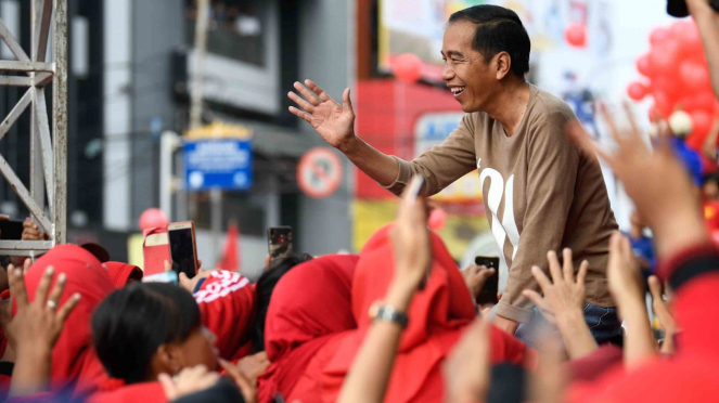 Calon Presiden nomor urut 01 Joko Widodo (kanan) menyapa peserta jalan sehat bertajuk Sehat Bersama #01JokowiLagi di Lampung