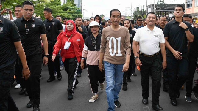 Calon Presiden nomor urut 01 Joko Widodo (tengah) didampingi istri Iriana Joko Widodo (keempat kiri) mengikuti jalan sehat bertajuk Sehat Bersama #01JokowiLagi di Lampung