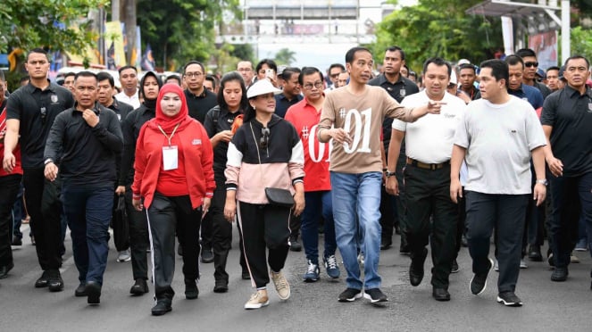 Calon Presiden nomor urut 01 Joko Widodo (keempat kanan) didampingi istri Iriana Joko Widodo (tengah) dan Ketua Tim Kampanye Nasional Erick Thohir (kedua kanan) mengikuti jalan sehat bertajuk Sehat Bersama #01JokowiLagi di Lampung