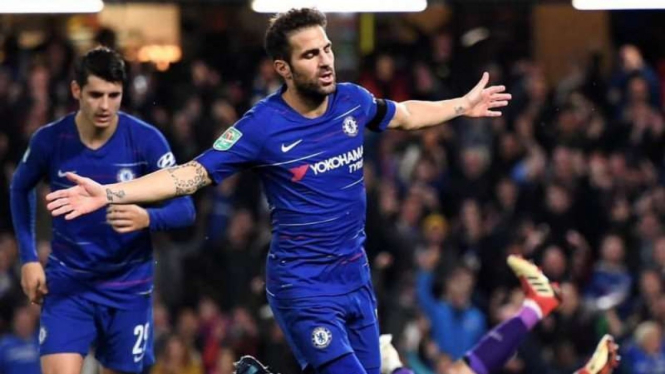 Gelandang Chelsea, Cesc Fabregas, melakukan selebrasi usai mencetak gol