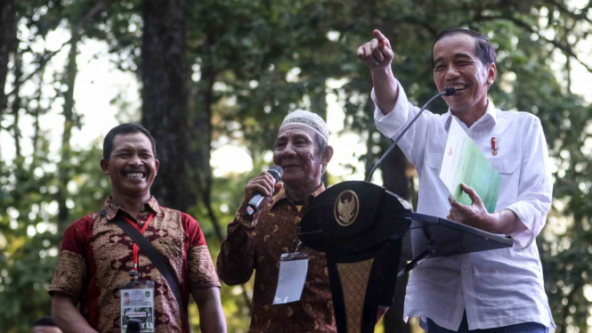 Presiden Joko Widodo berdialog dengan sejumlah warga saat menghadiri penyerahan Surat Keputusan (SK) perhutanan sosial di taman hutan wisata punti kayu Palembang, Sumatera Selatan