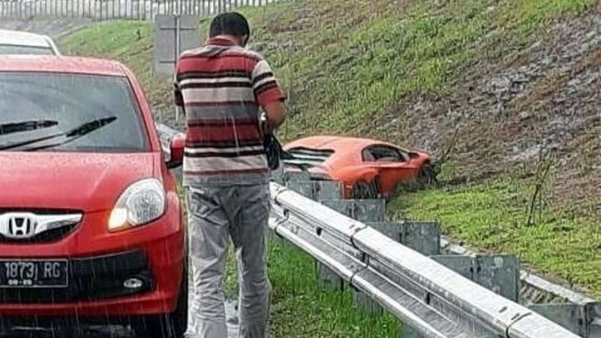 Lamborghini mengalami kecelakaan di jalan tol.