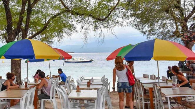 Varios turistas extranjeros se sientan en un restaurante en la playa de Gili Trawangan, en la aldea de Gili Indah, Tanjung, Lombok del Norte, NTB. (Foto ilustrativa)