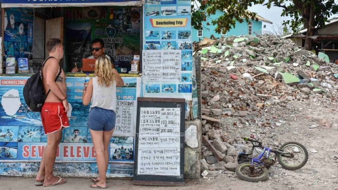 Sejumlah wisatawan asing berada di pusat informasi di kawasan wisata Gili Trawangan, Desa Gili Indah, Tanjung, Lombok Utara, NTB, Senin, 26 November 2018.