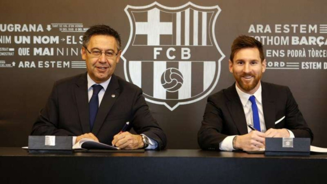 Presiden Barcelona, Josep Maria Bartomeu (kiri) bersama Lionel Messi