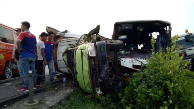 Kecelakaan beruntun di tol Tangerang-Merak.
