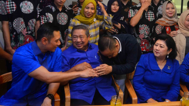 Ketua Umum Partai Demokrat Susilo Bambang Yudhoyono (kedua kiri) didampingi Ibu Ani Yudhoyono (kedua kanan) dan Ketua Komando Satuan Tugas Bersama (Kogasma) Partai Demokrat Agus Harimurti Yudhoyono (kiri) dan Ketua Fraksi Partai Demokrat Edhie Baskoro Yud