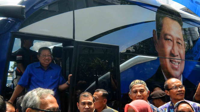 Ketua Umum Partai Demokrat Susilo Bambang Yudhoyono (SBY) menyapa warga pada acara 
