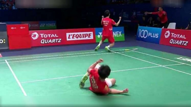 Han Chengkai/Zhou Haodong rayakan kemenangan lawan Kevin/Marcus