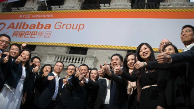 Pendiri Alibaba Group Jack Ma berfoto bersama karyawannya saat secara resmi melantai di bursa saham New York, 19 September 2014.