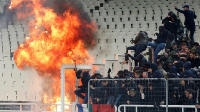 Pelemparan molotov jelang duel AEK AThens Vs Ajax Amsterdam di Liga Champions