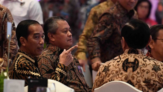 Presiden Joko Widodo (kiri) didampingi Gubernur Bank Indonesia Perry Warjiyo (kedua kiri), Wakil Presiden RI ke-11 Boediono (kanan), Ketua Dewan Komisioner OJK Wimboh Santoso (tengah) dan Menteri Kemaritiman Luhut Panjaitan (kedua kanan) menghadiri Pertem