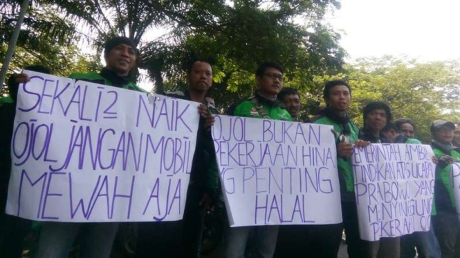 Para pengemudi ojek online melakukan aksi demo meminta Prabowo minta maaf