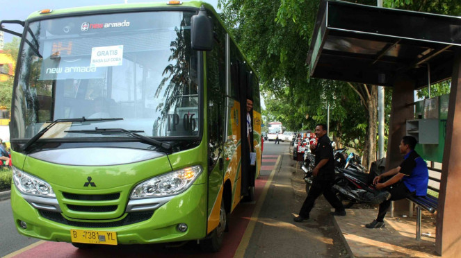 Foto Ilustrasi: Penumpang memasuki bus Trans Patriot saat berada dipemberhentian halte Jalan Chairil Anwar, di Bekasi, Jawa Barat