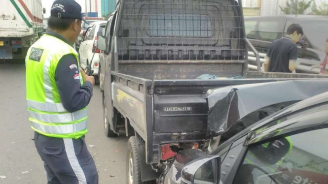 Kecelakaan di Kilometer 07+400 B Pulomas, Tol Dalam Kota, Rabu, 28 November 2018