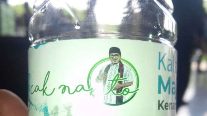 Botol air mineral bertuliskan nama salah satu calon ketua PP Pemuda Muhammadiyah