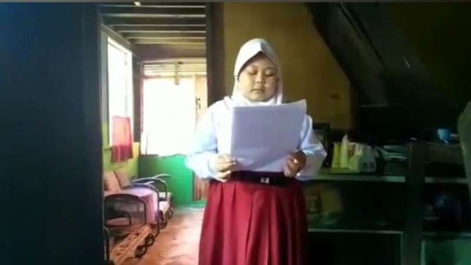 Tangkapan gambar video Balgis, siswi SD Kabupaten Pasaman, membacakan puisi untuk ayahnya yang kini menjadi terdakwa kasus kerusuhan dalam aksi penolakan aktivitas penambangan emas.