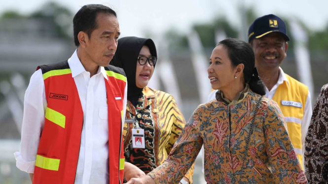 Presiden Joko Widodo (kiri) berbincang dengan Menteri BUMN Rini Soemarno (kanan) seusai meresmikan Tol Solo-Ngawi segmen Sragen-Ngawi di Rest Area KM 538, Sragen, Jawa Tengah, Rabu, 28 November 2018.