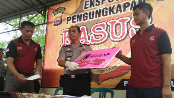Polisi memperlihatkan barang bukti hasil pencurian yang ditemukan di lokasi komplotan pencuri sepeda motor di Kabupaten Serang, Banten, pada Rabu, 28 November 2018.