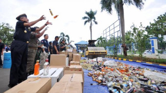 Bea Cukai Musnahkan Jutaan Batang Rokok Ilegal dan Ribuan Botol Miras