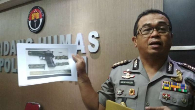 Kepala Bidang Hubungan Masyarakat Polda Jatim, Kombes Pol Frans Barung Mangera, menunjukkan foto barang bukti senjata api di Surabaya, pada Rabu, 28 November 2018.