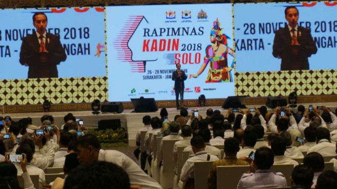 Presiden Joko Widodo di hadapan para pengusaha peserta Rapat Pimpinan Nasional Kamar Dagang dan Industri (Kadin) Indonesia di Solo, Jawa Tengah, Rabu, 28 November 2018.