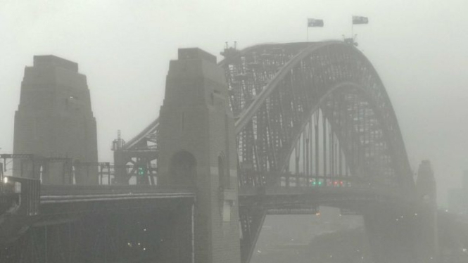 Sydney Harbour Bridge tertutup hujan yang begitu deras di Sydney hari Rabu.