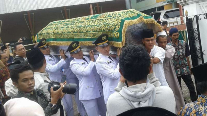 Peti jenazah Zulkifli Nurdin, ayah Gubernur nonaktif Jambi, Zumi Zola, tiba di rumah duka di Kota Jambi pada Kamis pagi, 29 November 2018.