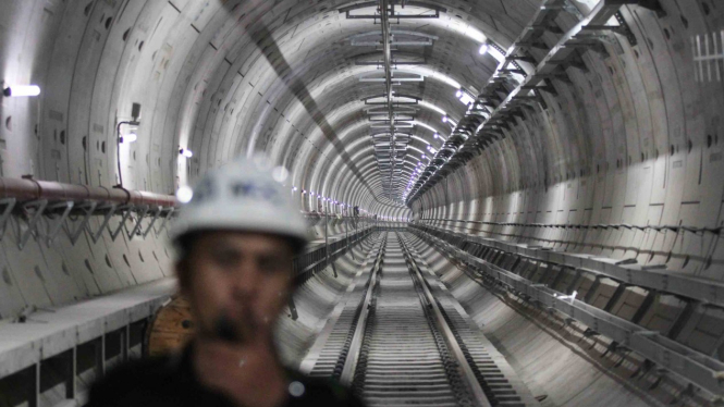 Pekerja berjaga di terowongan proyek pengerjaan Mass Rapid Transit (MRT) Stasiun Senayan di Jakarta.