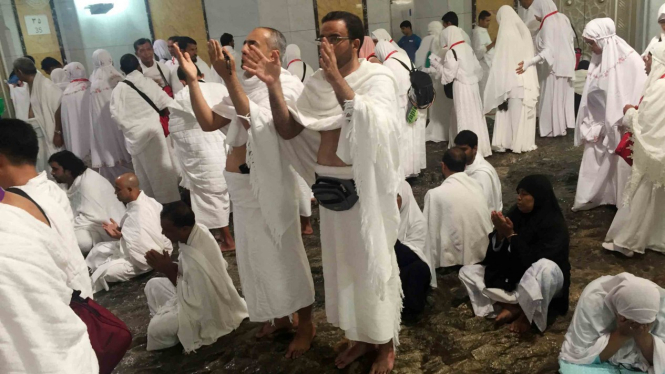 Sejumlah umat berdoa di atas Bukit Marwah usai melakukan sai di Masjidil Haram, Mekkah.