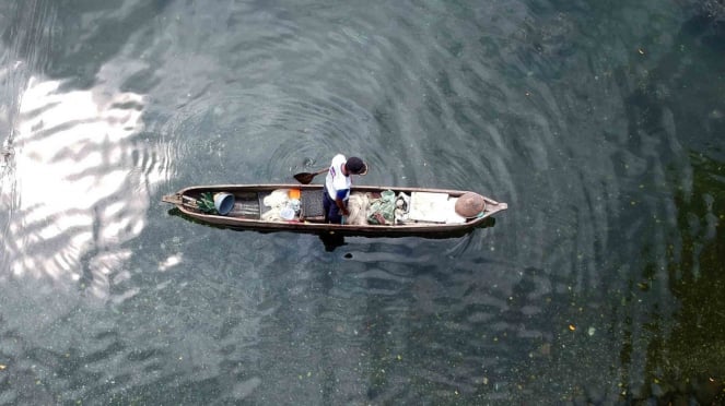 Batu Baraguang, Sumpu, Lago Singkarak, Regencia de Tanah Datar, Sumatra Occidental Los pescadores observan su bilih desde sus embarcaciones antes de soltar sus redes.