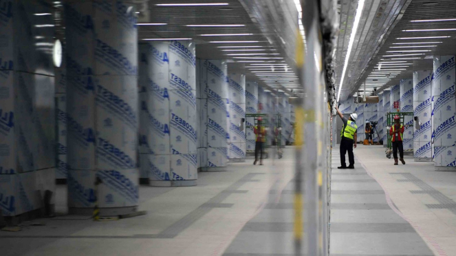 Petugas menyelesaikan pembangunan terminal Mass Rapid Transit (MRT) Bundaran HI Jakarta