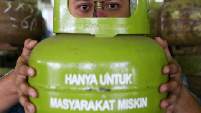 Warga memperlihatkan tabung Liquefied Petroleum Gas (LPG) ukuran 3 kg di Depot LPG Pulau Layang, Plaju, Palembang, Sumatera Selatan.