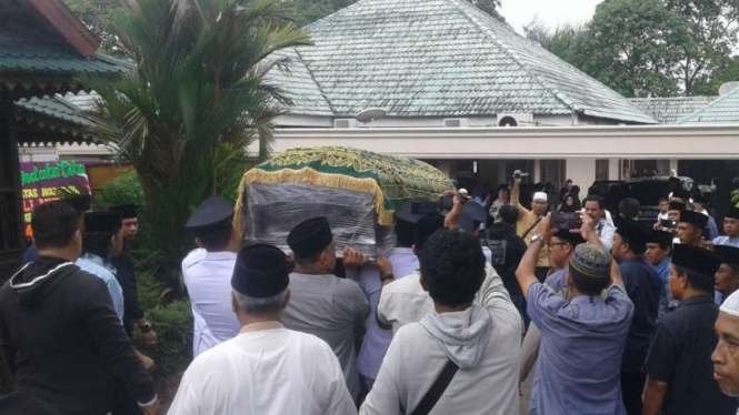 Jenazah mantan gubernur Jambi, Zulkifli Nurdin, tiba di rumah duka di Kelurahan Sungai Asam, Kampung Manggis, Kecamatan Pasar, Kota Jambi, pada Kamis pagi, 29 November 2018.