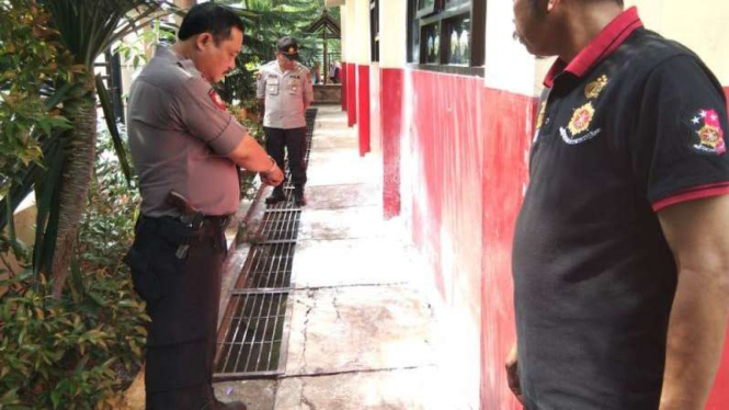 Polisi menunjukkan TKP pemuda bakar diri di Tangerang, Kamis, 29 November 2018.