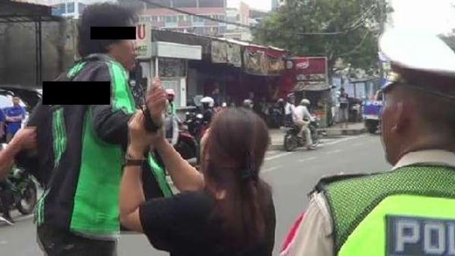Polisi menghadapi amukan seorang pengendara sepeda motor dan ibunya