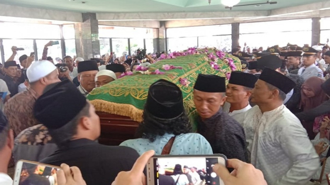 Proses pemakaman mantan Gubernur Jambi Zulkifli Nurdin, ayah Zumi Zola