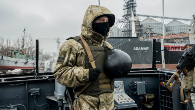 Tentara Ukraina melakukan persiapan di Pelabuhan Mariupol di perairan Laut Azov, 28 November 2018. -Getty Images